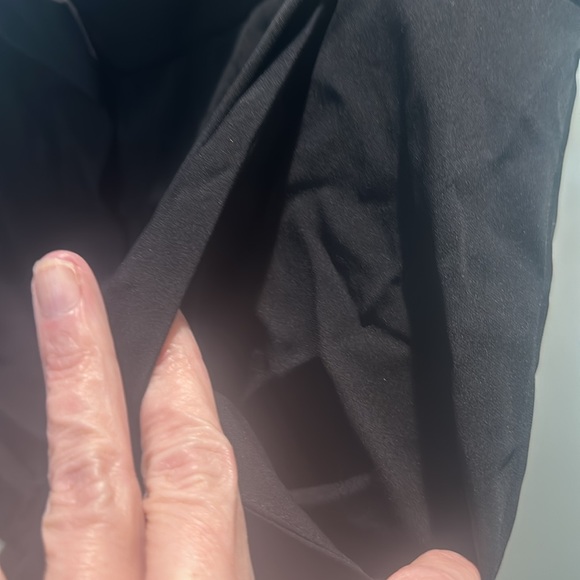 Theory silk cuffed shorts with front and back pockets. Size 4 - Picture 4 of 5